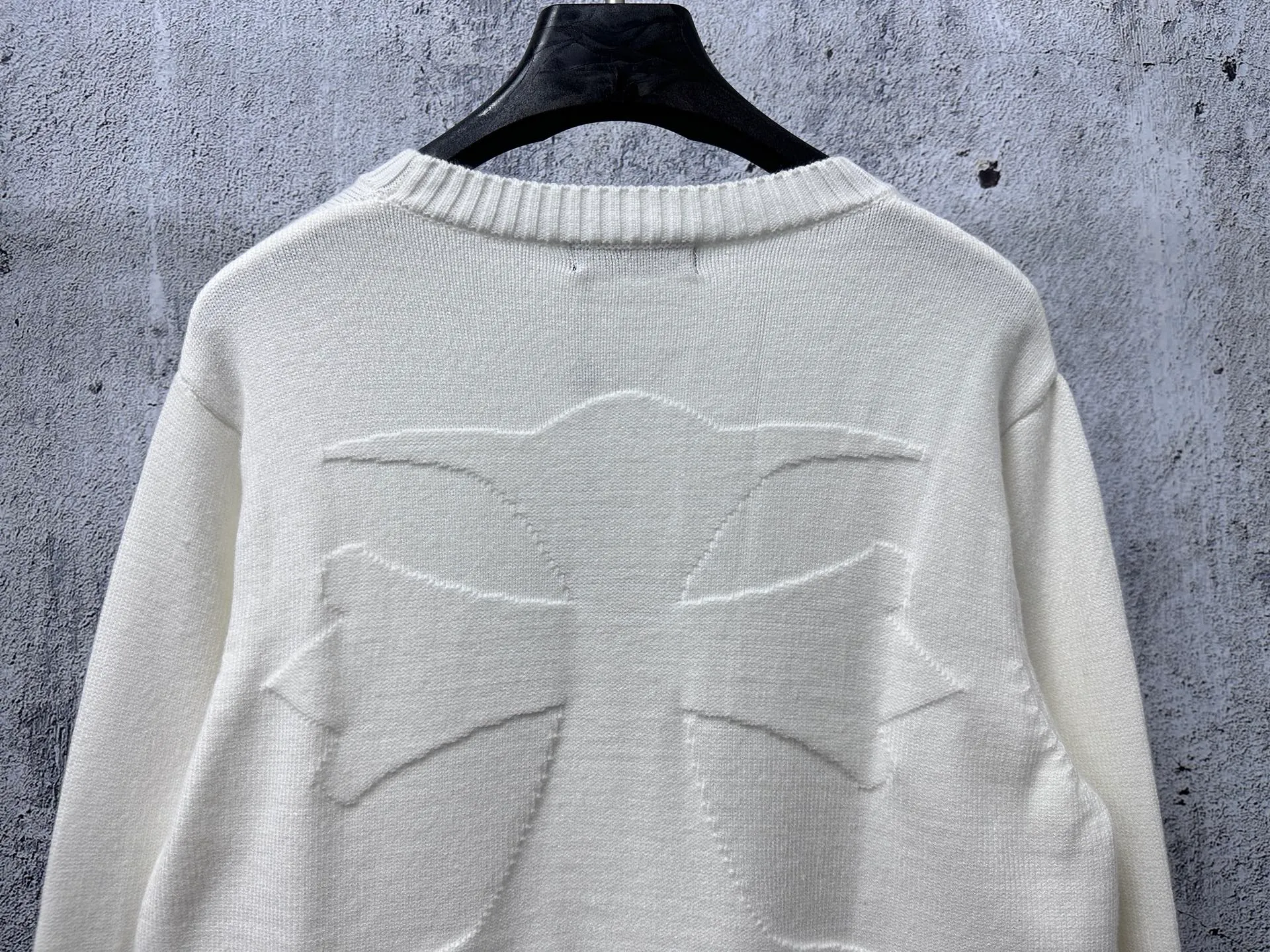 ￼ ￼ P250 [Chrome Hearts] Chrome Hearts' new cross-knitted jacquard appliqué crew neck sweater. Contains 20% wool. The item is made of custom-dyed and custom-spun yarn, purchased from the original version. A full set of customized accessories. Details determine success or failure. A new model for autumn and winter. It is soft and delicate and does not tie the body. The upper body effect is very nice. Loose fit. Same style for men and women. Color: White Black Size: S-L